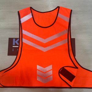 Moto Yelek  Renk; Lacivert Ürün Özellikleri: 120 Gram %100 Polyester Raşel Kumaş. Kenarlar Biyeli. Boydan Giymeli Ön ve Arka Görünürlük Sağlayan Reflektör Şeritli Etek Kısımından Cırt Cırt Bantlı İstenilen Beden Ayarı Yapabilirsiniz 